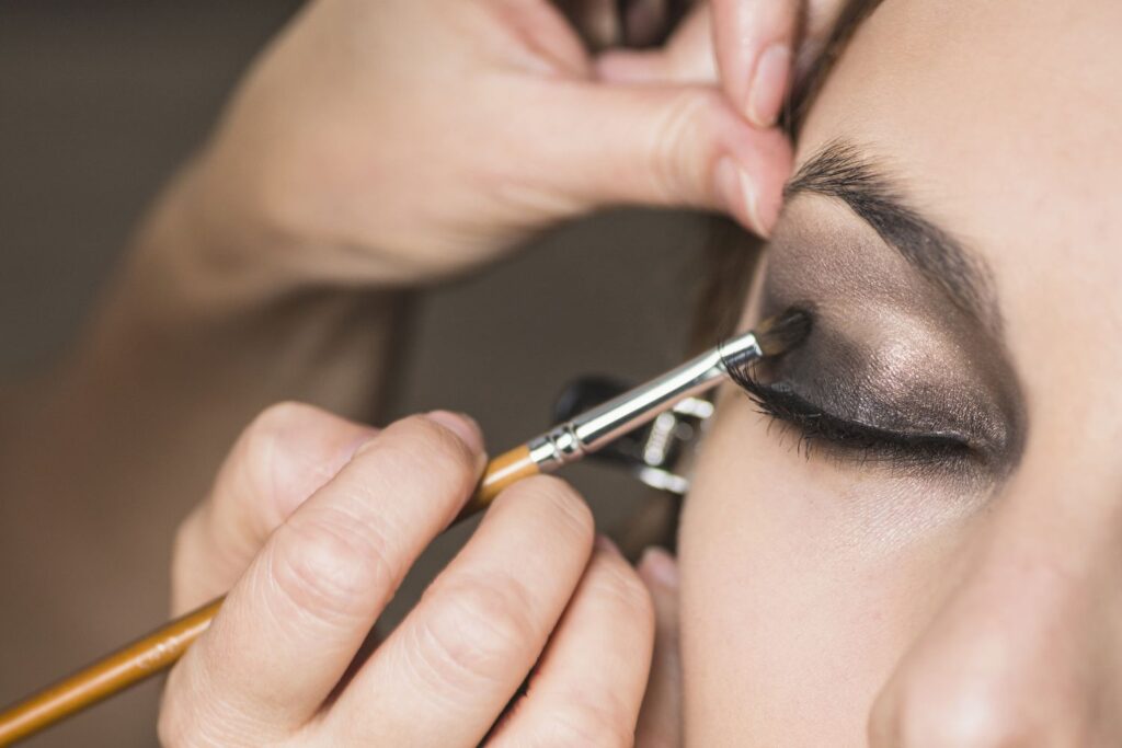 How to Apply Makeup to Eyes